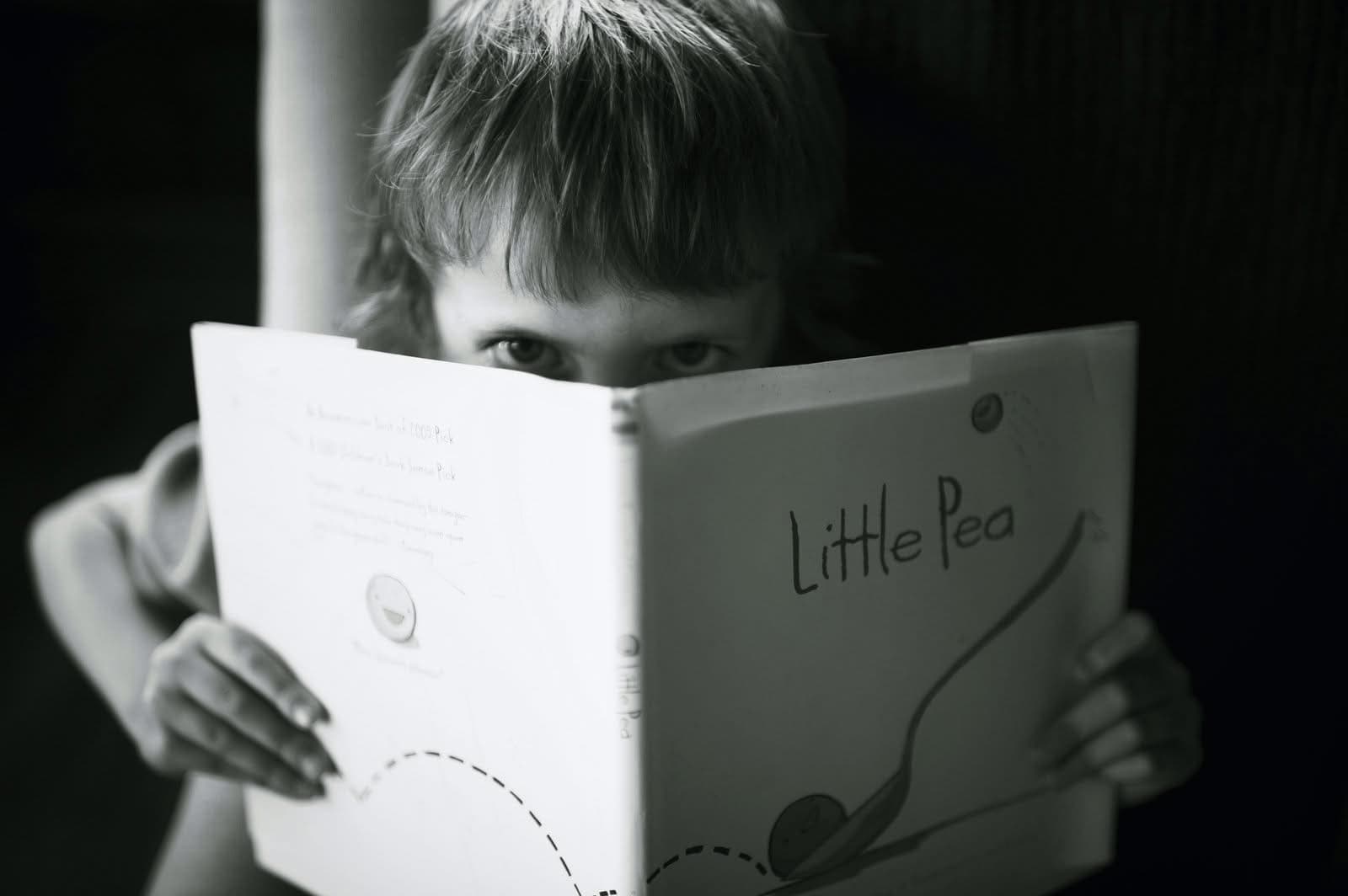 本を読む男の子