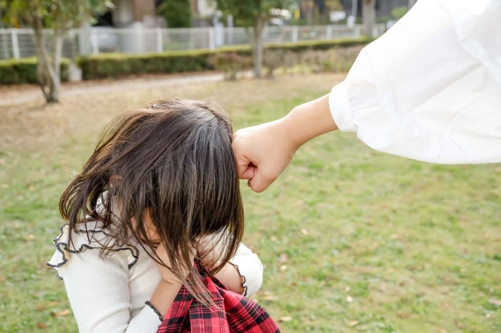 無意識に子どもを叩いてしまうのはなぜ?子育ての呪いは3代続く